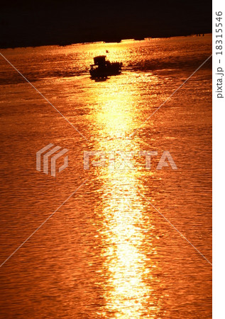 カンボジア　クラチェ　メコン川と夕日と渡し舟 18315546