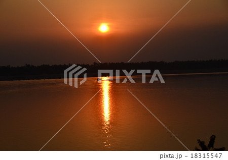 カンボジア クラチェ メコン川と夕日と渡し舟 カンボジア クラチェ メコン川と夕日と渡し舟 18315547