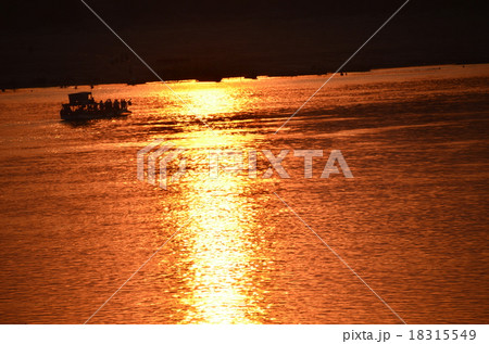 カンボジア クラチェ メコン川と夕日と渡し舟 カンボジア クラチェ メコン川と夕日と渡し舟 18315549