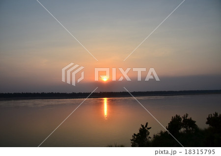 カンボジア　クラチェ　メコン川に沈む夕日 18315795