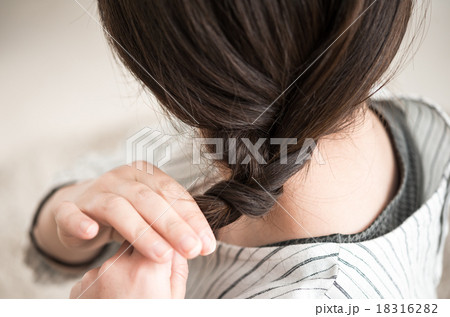 髪を結ぶ 18316282