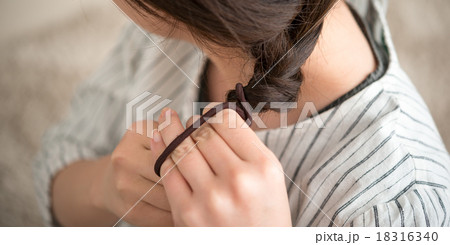 髪を結ぶ 髪を結ぶ 18316340