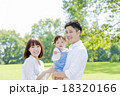 公園で遊ぶ3人家族 18320166