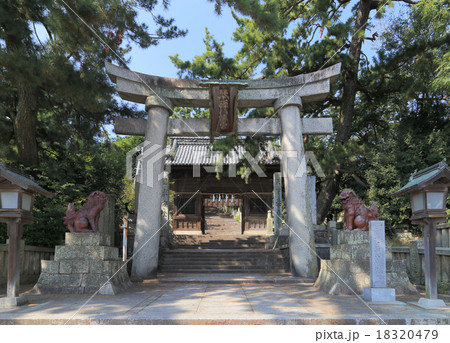 香川県観音寺市、「琴弾八幡宮」378段の石段の登り口、鳥居と随神門 香川県観音寺市、「琴弾八幡宮」378段の石段の登り口、鳥居と随神門 18320479