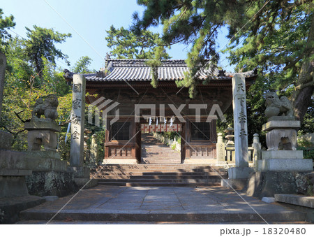 香川県観音寺市、「琴弾八幡宮」378段の石段の登り口の随神門 香川県観音寺市、「琴弾八幡宮」378段の石段の登り口の随神門 18320480