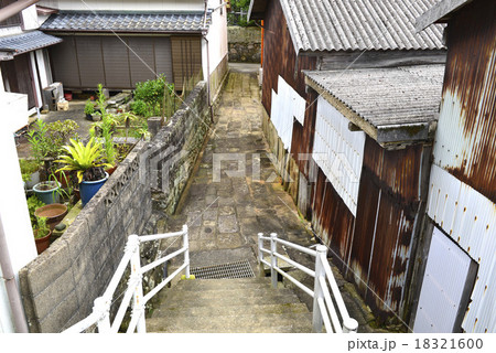 階段と石畳の路地／長崎県　新上五島町 18321600
