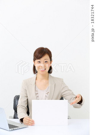 案内　ミドル女性 18321744