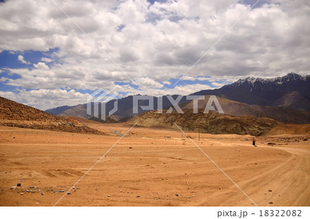 インド　ラダックの砂漠風景 18322082