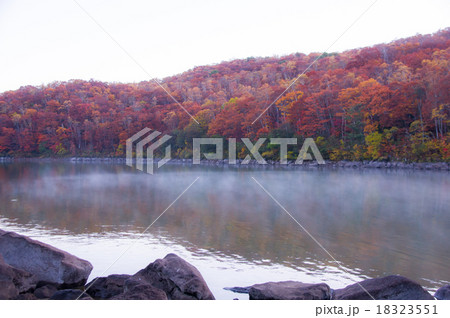 秋の志賀高原・琵琶池・水面を渡る朝霧 18323551