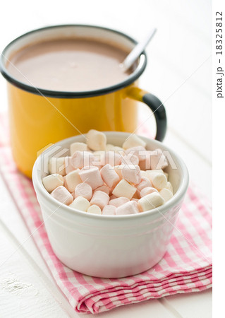 mini marshmallows and cocoa drink 18325812
