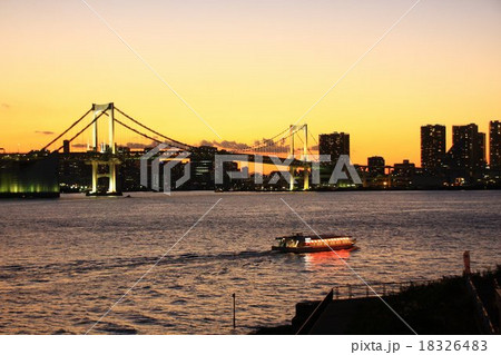 虹橋の夕景… マジックアワーを迎えるレインボーブリッジ 18326483