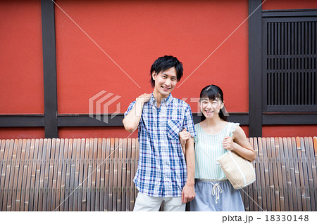 京都観光する若いカップル 18330148