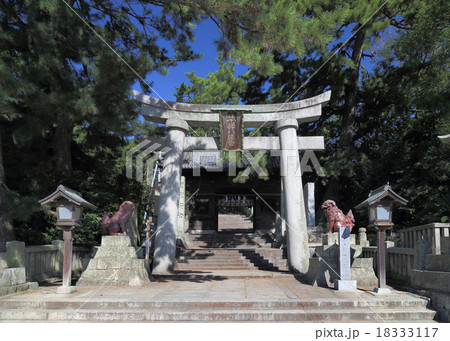 香川県観音寺市、「琴弾八幡宮」378段の石段の登り口、鳥居と随神門 香川県観音寺市、「琴弾八幡宮」378段の石段の登り口、鳥居と随神門 18333117
