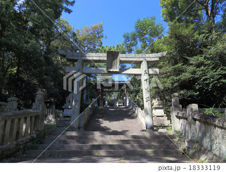 香川県観音寺市「琴弾八幡宮」、378段の石段の途中、源義経奉納と伝わる「木乃鳥居」 香川県観音寺市「琴弾八幡宮」、378段の石段の途中、源義経奉納と伝わる「木乃鳥居」 18333119