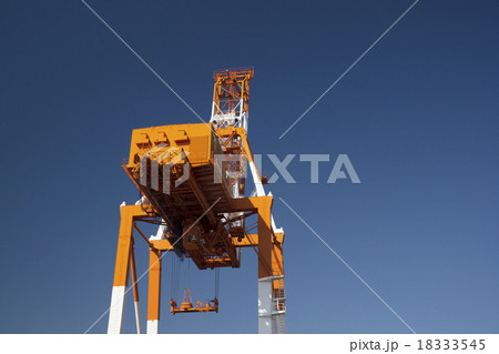 大型クレーン　青空バック　 18333545