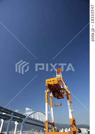 大型クレーン　青空バック　 18333547