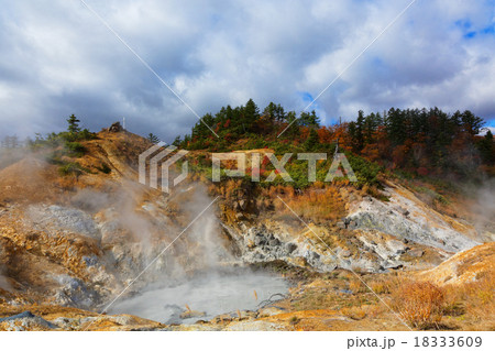 十和田八幡平国立公園の後生掛温泉の紅葉と噴煙 十和田八幡平国立公園の後生掛温泉の紅葉と噴煙 18333609