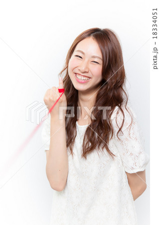 赤い糸を小指に結んだ女性　カメラ目線 18334051