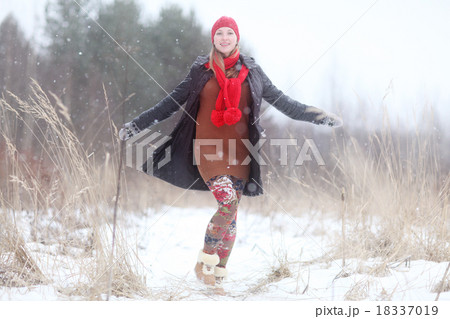 happy girl winter snow runs 18337019