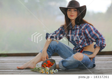 young girl in a cowboy hat 18337261