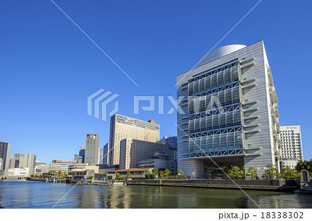 大阪国際会議場と堂島川のビル群 大阪国際会議場と堂島川のビル群 18338302