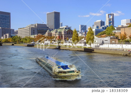 秋の中之島公園を行く水上バス 18338309