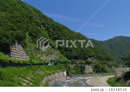新潟県 姫川渓谷沿い国道１４８号の洞門群 横 の写真素材
