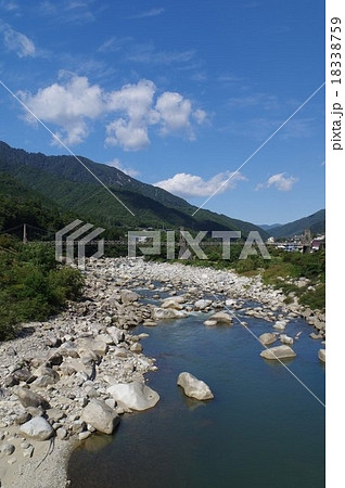 信州　木曽路　木曽川と桃介橋（ももすけばし）全景縦　　重要文化財 18338759