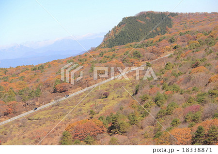 群馬県榛名山の直線峠道（群馬県道33号線） 18338871