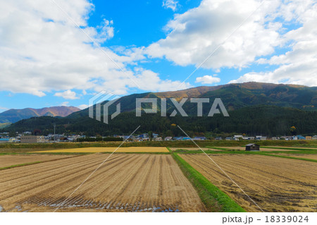 青空が広がる鹿角市の田園風景と山間の紅葉 青空が広がる鹿角市の田園風景と山間の紅葉 18339024