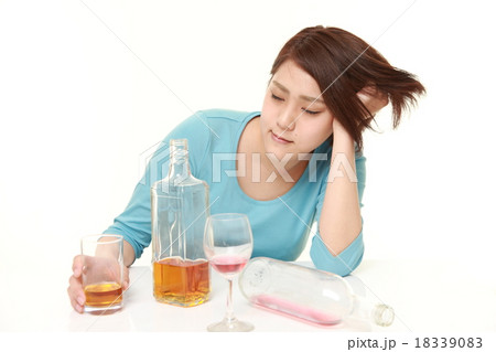 状態 酩酊 睡眠不足で深夜残業している人の脳は飲酒もしないのに酩酊状態！？