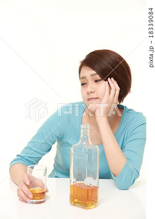酩酊状態の女性 18339084