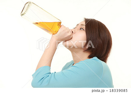 ラッパ飲みをする女性 18339085
