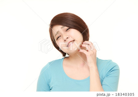 皮膚病の痒みに苦しむ女性 皮膚病の痒みに苦しむ女性 18340305