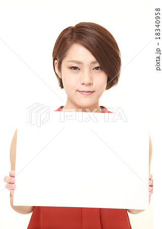 メッセージボードを持つ女性 18340958