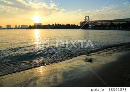 お台場より望むレインボーブリッジと夕日 18341073
