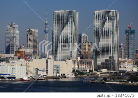 湾岸の高層マンション群 18341075