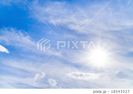 青空　空　雲　秋の空　背景素材 逆光　太陽 18343527