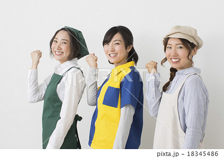 ガッツポーズをするいろんな職種女性 18345486