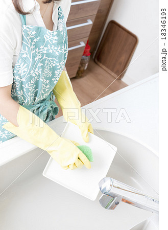 食器を洗うゴム手袋の女性の写真素材