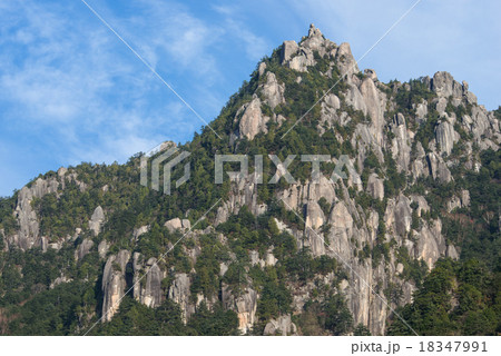 瑞牆山の岩峰の山頂 18347991