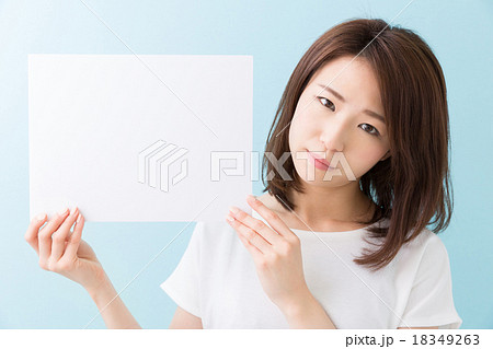 ホワイトボードを持つ女性 考える ホワイトボードを持つ女性 考える 18349263