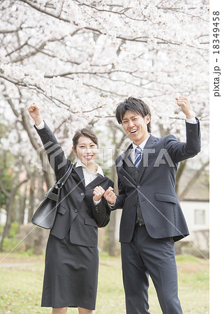桜の前に立つ新入社員の男女 桜の前に立つ新入社員の男女 18349458
