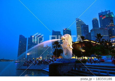 シンガポール　マリーナベイの高層ビルとマーライオン 18350186