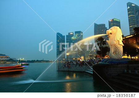 シンガポール マリーナベイの高層ビルとマーライオン シンガポール マリーナベイの高層ビルとマーライオン 18350187