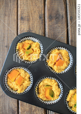 焼く前の焼き型に入れた手作りのカボチャマフィン 18350321