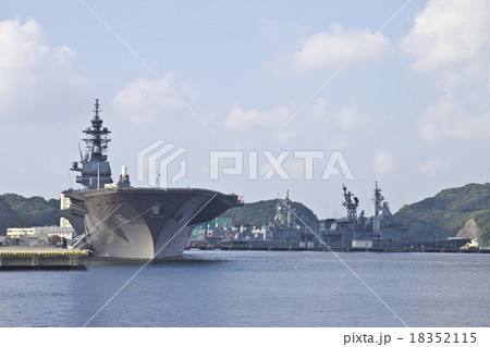 海上自衛隊横須賀基地「護衛艦いずも」 海上自衛隊横須賀基地「護衛艦いずも」 18352115