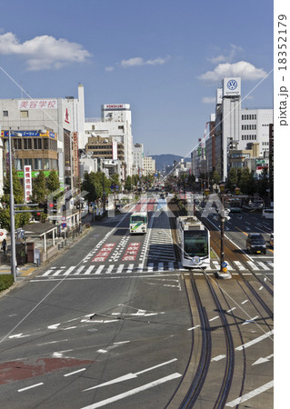 豊橋駅前大通と路面電車 18352179