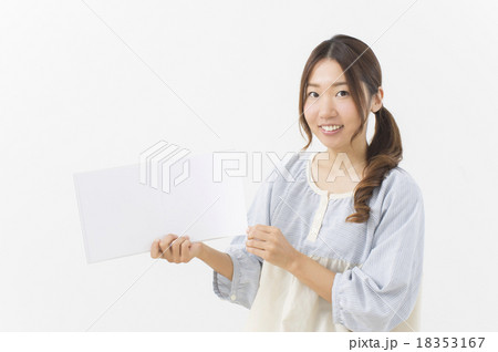 絵本の読み聞かせをする保育士さん 絵本の読み聞かせをする保育士さん 18353167