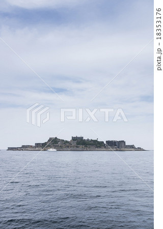 海に浮かぶ軍艦島 18353176